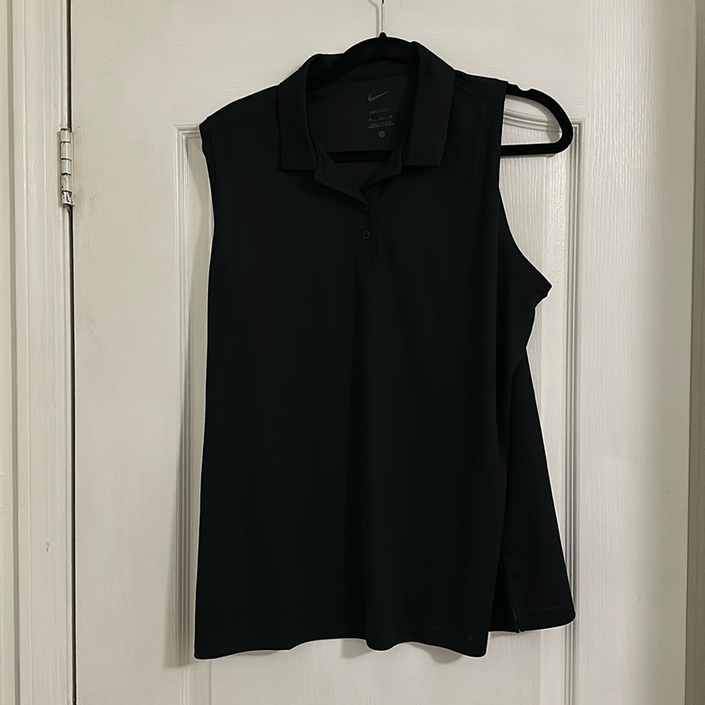 ***NEW WITH TAGS*** Nike women’s golf tank